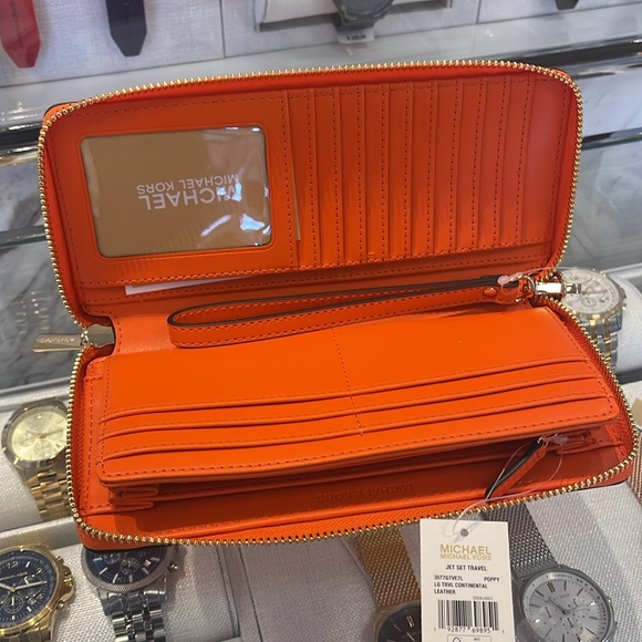 MICHAEL KORS
Jet Set Travel Large Pebbled Leather Wristlet Wallet Phone Holder - Picture 14 of 16